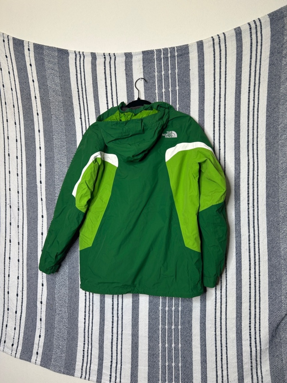 Boys The North Face HyVent Waterproof Ski Jacket - Picture 3 of 5